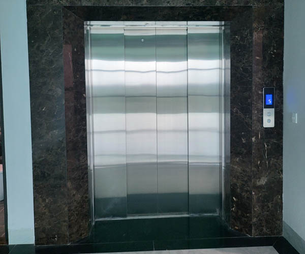 Tháng máy tải khách
